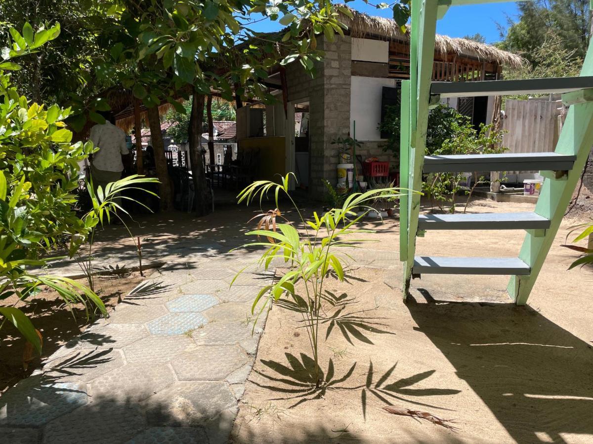 Hotel Banana Surf House Arugam Bay Esterno foto